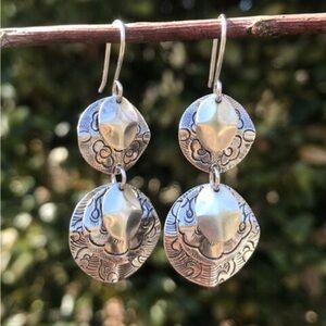 💙Silpada 925 Sterling Silver
Engraved Disc Cha Cha Earrings.